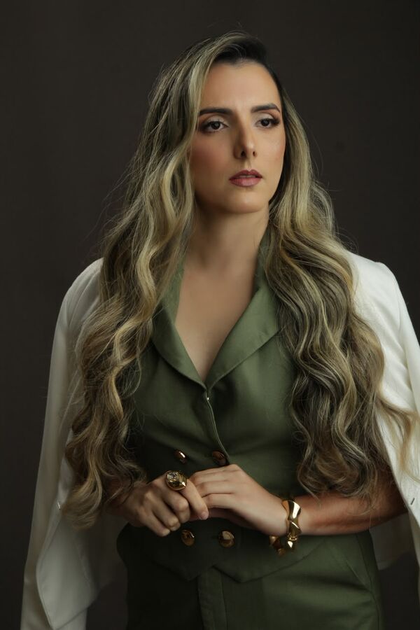 Dra. Carina Lopes de vestido verde